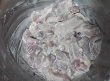 step5: 將3.5湯匙生粉倒入腌好的肉排中，撈勻