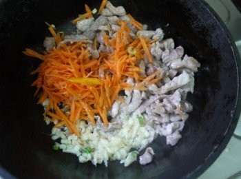 step4: 炒香蒜薑末後，接著下紅蘿蔔絲炒約30秒