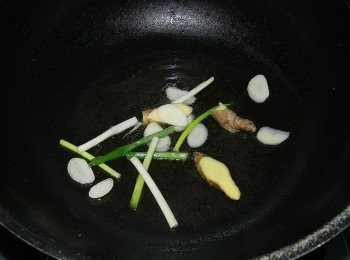 step1: 起一油鍋，蔥薑蒜爆香