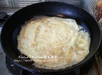 step3: 再反轉另一面煎至兩面金黃薄薄的一層蛋皮