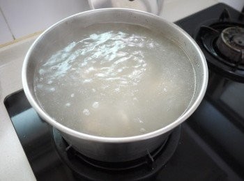 step7: 大骨高湯做法：一斤豬大骨(約600g)川燙後洗淨,加滿水及1匙白醋一同熬煮(加蓋)至湯呈現乳白色,期間將油、渣渣撈除,熬煮完後過濾就是大骨湯了~