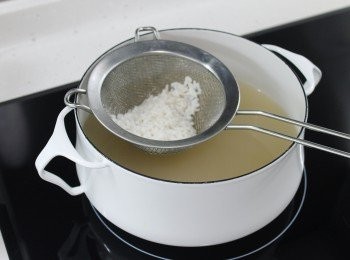 step8: 用篩網隔去飯粒，放入小盒中保存。