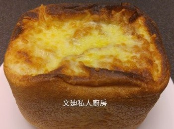 step1: 跟據自己的麵包機下材料,再調較法式麵包功能,當焗好再撒上芝士再攞去焗到芝士溶化帶微燶即可。