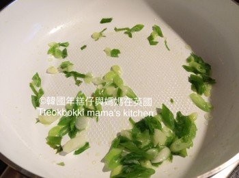step6: 鑊下油炒香蔥粒後，