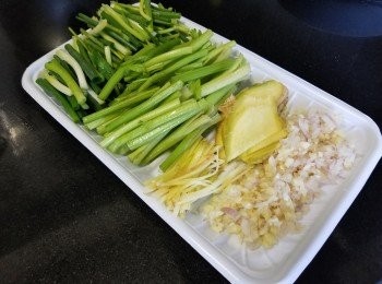 step8: 蒜頭，乾蔥，芫茜，蔥段，薑片