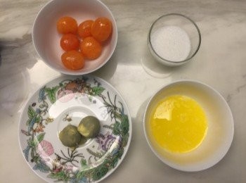 step1: 奶黃製作：鹹蛋黃蒸10分鐘變軟、無鹽奶油以微波爐融化成液體