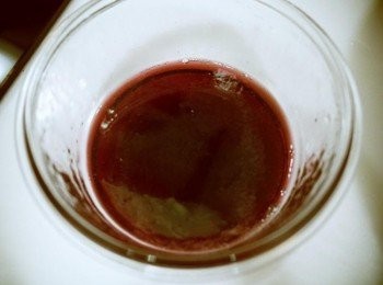 step4: 微波後的軟糖會變呈液體狀態!!用小湯匙把融化的軟糖水攪拌均勻~~