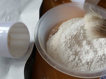 step20: 月餅模搽上已經炒熟的糯米粉,每吸一次月餅都要搽一次防痴皮