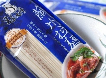 step12: 特選粉心小麥粉，無添加防腐劑、色素、人工添加物所製成的手工蘭州拉麵麵條，讓你享受大口吃麵的樂趣!