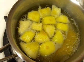 step2: 小米洗淨泡開，用小鍋加約300cc水，把小米跟蘋果小火慢燉煮，煮到小米跟蘋果軟爛。