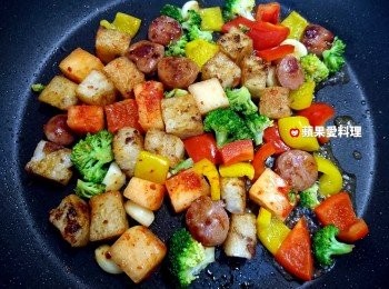 step7: 將香腸、蒜頭、蘿蔔糕倒回鍋內，放入韓式蕪菁泡菜，倒入昆布小魚乾柴魚高湯，蓋鍋蓋，燜煮20秒後，打開鍋蓋。