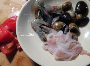 step1: 蛤勵吐沙備用 透抽切塊備用 蝦洗淨剝去中段殼.剪掉蝦鬚備用 番茄切成塊狀備用