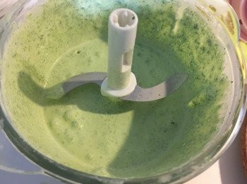 step2: 將已洗淨的菠菜葉和淡忌廉放入攪拌機，攪至汁狀即可