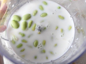 step2: 先將鮮奶半瓶倒入調理鍋中，並將毛豆仁放入