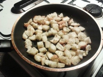 step3: 預熱平底鍋，放麵包粒，用中小火烘約5至8分鐘，不時反轉麵包粒，使每邊都金黃色