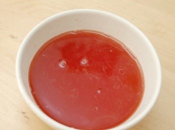 step2: 將<span class="group_2">草莓糖漿</span>用篩過濾，待涼備用