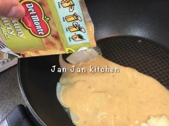 step4: 下少許油爆香餘下的半個洋蔥1分鐘，下餘下半盒咖哩意粉醬及少許清雞湯，加入牛肋條拌勻。清雞湯的份量可因應個人喜好調節。