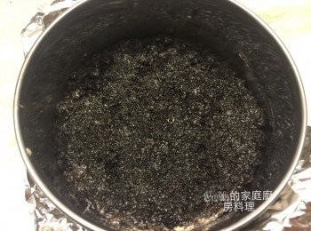 step2: 六吋活動蛋糕模用鋁箔紙包住，內層鋪上1的餅乾碎末，用湯匙壓緊，冰在冰箱冷凍10-15分鐘