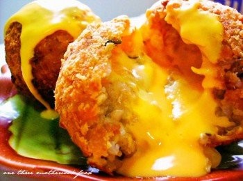 step7: 酥脆的表皮加上爆漿的起司，咬一口帶有菇菇香氣的炒飯真是太銷魂啊~~