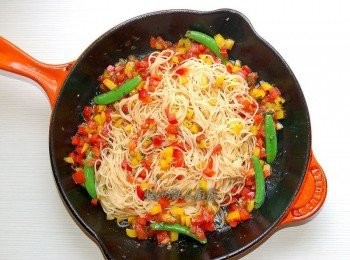 step8: 加入煮熟的義大利麵，稍加翻炒約30秒後即可完成。