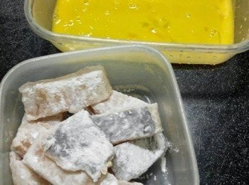 step1: 鱈魚柳洗淨抹乾，切成塊狀再以鹽及胡椒粉醃10分鐘。