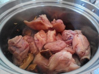 step2: 然后加入红腐乳搅拌，再倒入猪脚和香菇炒均匀～