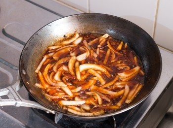 step8: 下醬汁拌勻煮滾。