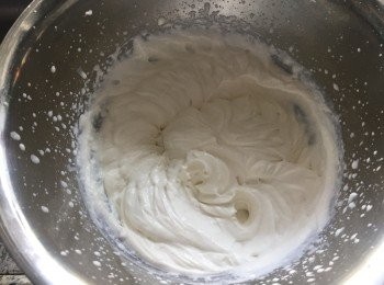 step4: 用打蛋器(中速)打大約10-15分鐘，杰身就完成