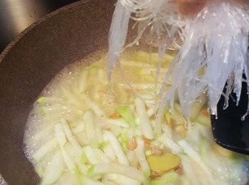 step3: 加入節瓜炒1分鐘，倒入雞湯大火煮至滾，轉小火煮至節瓜軟身約6分鐘，加入粉絲繼煮1分鐘即成。