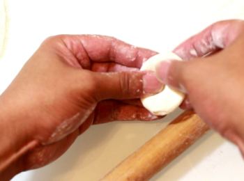 step12: 在桿餃子皮之前, 先整理小麵團至圓型狀。