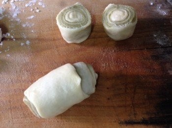 step8: 將已桿兩次的酥卷用切刀切成兩份,切口皮面包向外壓平用木棍小心桿平成薄圓片