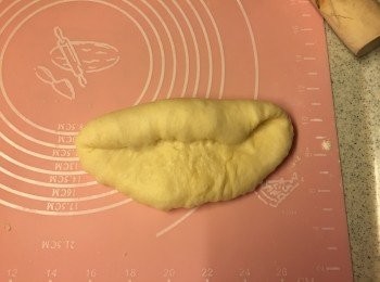 step6: 將麵團反轉, 從邊位一路摺一路用手指按壓