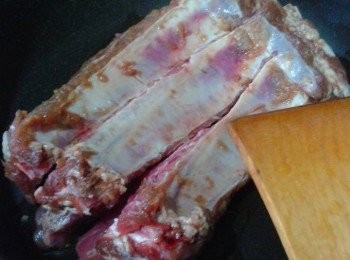 step2: 首先将猪肋骨洗净，切成条状，