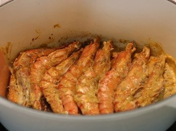 step3: 蝦煎七成熟
加入餘下椰漿 (如太乾可以加入適量水)
加入魚露及糖 (自行試味)