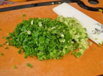 step1: 事前準備：

 1. 先將麵粉過篩後加入鹽混和。

2. 蔥切去根蒂，再切成蔥粒。