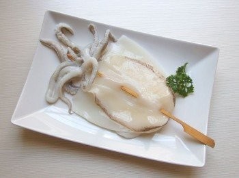 step3: 軟絲去除內臟及外皮,清洗乾淨用餐巾紙擦乾,切開後用竹籤串上