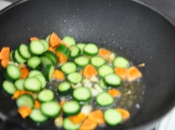 step6: 放入黃瓜片拌炒