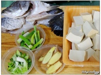 step2: 嫩豆腐一塊切成適當大小，蔥段及薑片洗淨後備用 蔥末洗淨後適量，食用油適量
