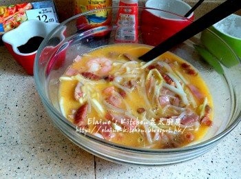step8: 雞蛋打入大碗內打散 , 將待涼的配料放入 , 加少許魚露及胡椒粉調味拌勻靜待10分鐘