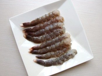 step8: 將鮮蝦去除腸泥及蝦殼,蝦尾保留完整(用刀子將蝦尾刮除水份,以免油炸時產生油爆)。