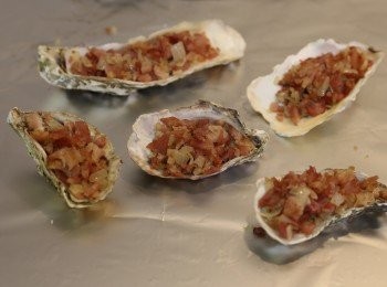 step3: 蠔肉放回蠔殼內，把已煮用的煙肉洋蔥鋪在蠔肉上面