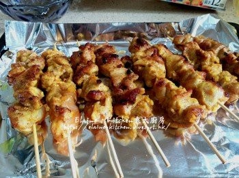 step9: 燒紅鑊 , 將雞串用慢火煎至兩面至微黃色後盛起 , 排放在錫紙上