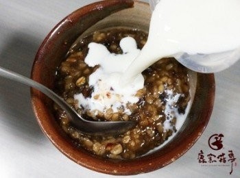 step3: 完成後，倒入200cc的牛奶，即可食用。