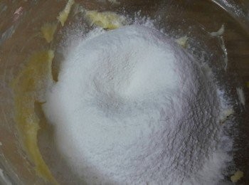 step4: 用刮刀把麵粉壓入奶油糊中