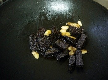 step1: 黑麻油炒香><span class="group_2">配料</span>後下鴨血糕(火勿大)用半炸的方式略炸鴨血糕