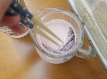 step2: 取一容器將光泉鮮乳及鮮奶油混合!!接著將甜菜根塊浸泡在光泉鮮乳中~~讓它慢慢上色吧!!可以用筷子攪拌一下~~
