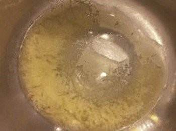 step1: 黃油隔水融化（加黃油可以令到班戟皮吃起來沒有麵粉味，而且攤皮的時候不會粘連一起）