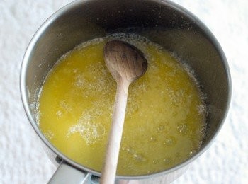 step1: 將無鹽牛油放入小煲內，溶化牛油，然後加入紅糖和轉化糖漿，煮至糖溶化後，離火