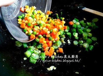 step9: 原鑊中加入薑粒及芥蘭莖拌勻爆香 , 加入雜豆 , 炒飯 , 少許魚露及胡椒粉調味