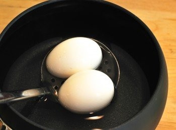 step3: 以漏勺協助，輕輕放入雞蛋（請確定水量能蓋過整顆雞蛋）